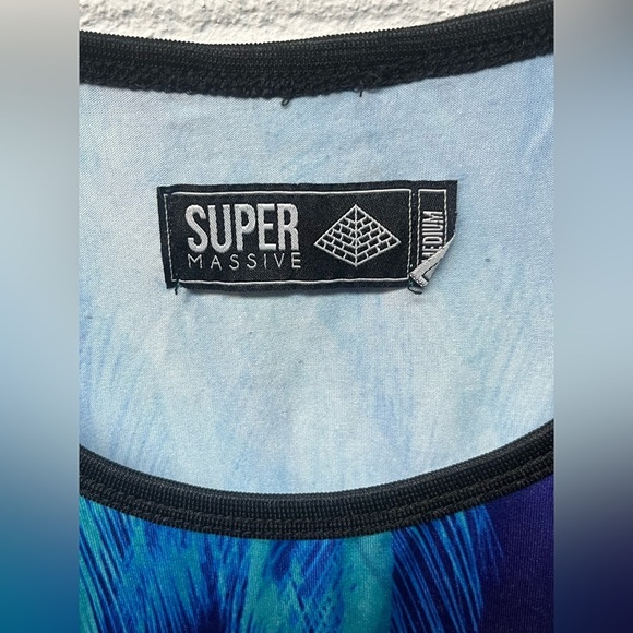 Super Massive Tank Top - M 
Blue and green palm trees - Picture 2 of 4